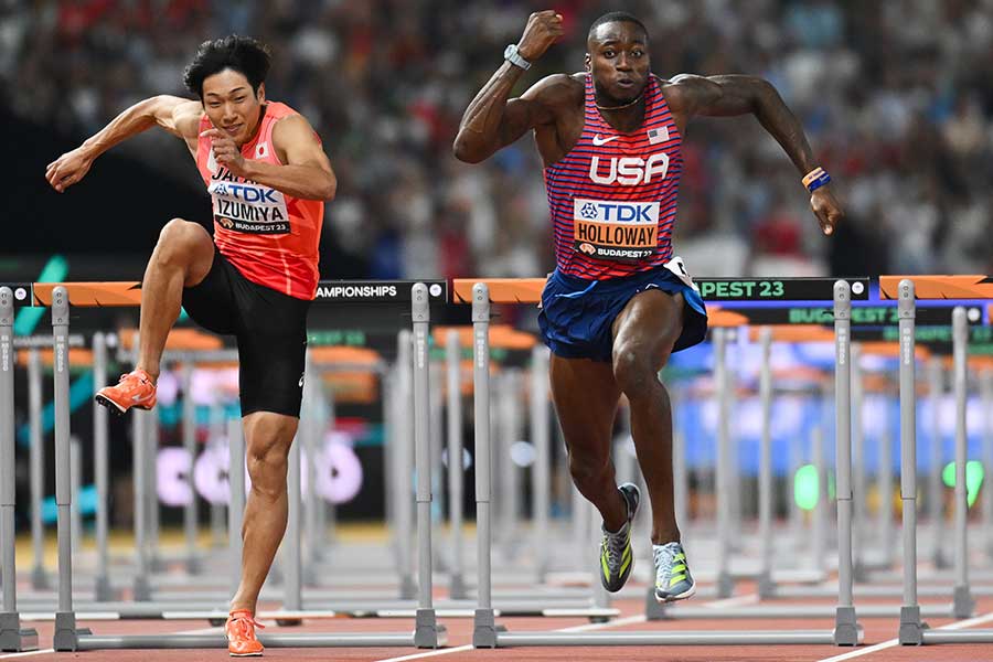 世界陸上・男子110メートル障害決勝で走る泉谷駿介（左）【写真：Getty Images】