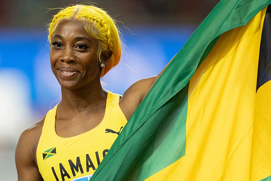 女子100メートル決勝で銅メダルを獲得し国旗を掲げるシェリーアン・フレイザープライス【写真：Getty Images】