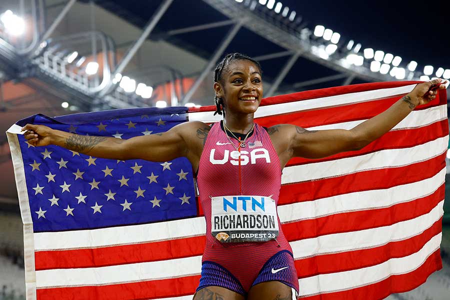 女子100メートル決勝で金メダルを獲得し国旗を掲げるシャカリ・リチャードソン【写真：ロイター】
