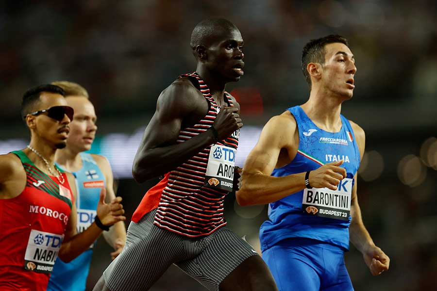 世界陸上・男子800メートル予選で走るマルコ・アロップ（中央）とシモーネ・バロンティニ（右）【写真：ロイター】