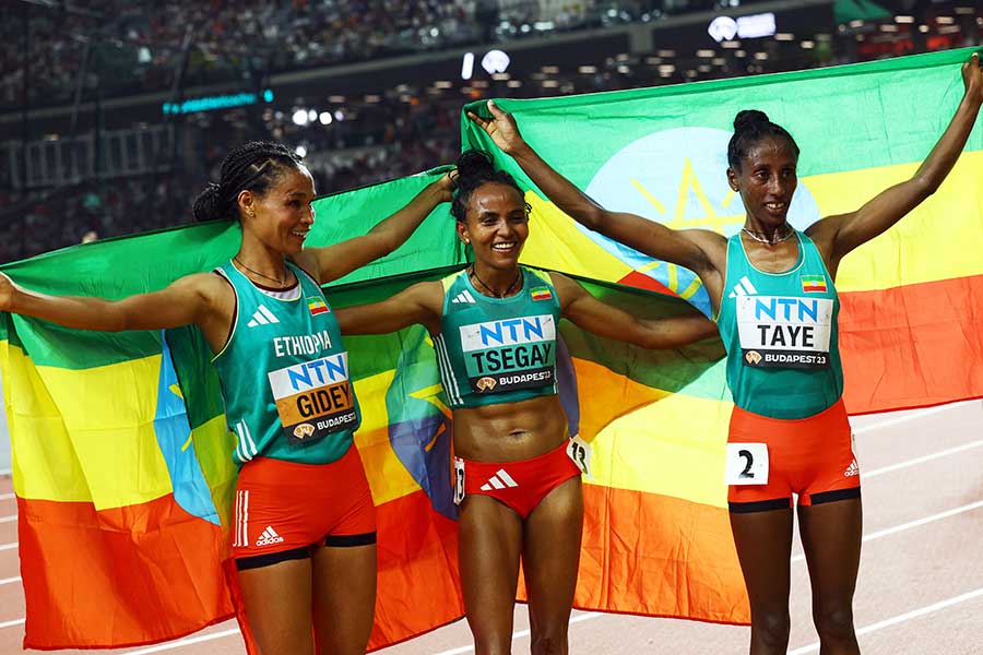 世界陸上・女子1万メートルで表彰台を独占したグダフ・ツェガイ（中央）らエチオピア代表選手たち【写真：ロイター】