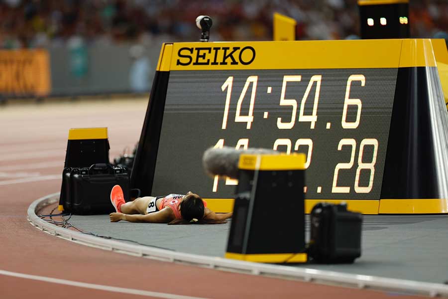 5000mレース後に仰向けに倒れた田中希実【写真：奥井隆史】