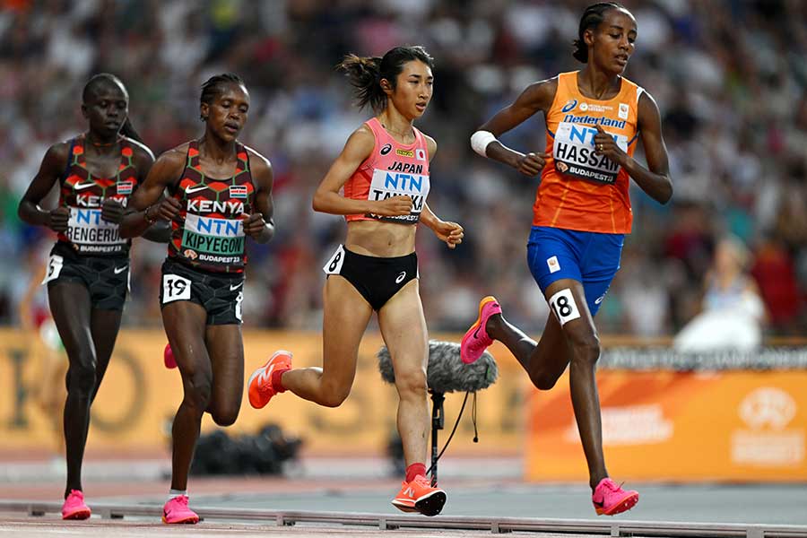 世界陸上・女子5000m予選で走る田中希実（前から2番目）とシファン・ハッサン（一番前）【写真：Getty Images】
