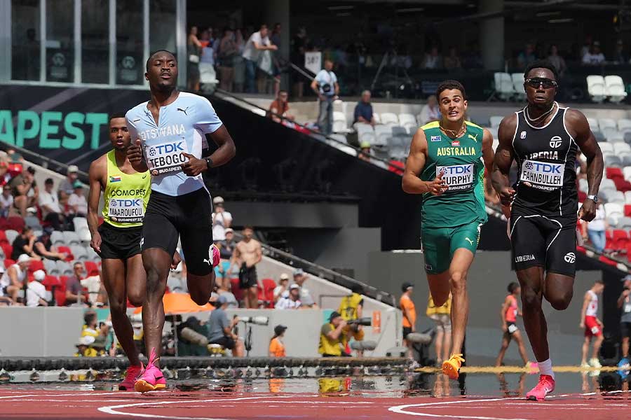 世界陸上・男子200メートル予選で組1着だったレシル・テボゴ（水色シャツ）【写真：ロイター】