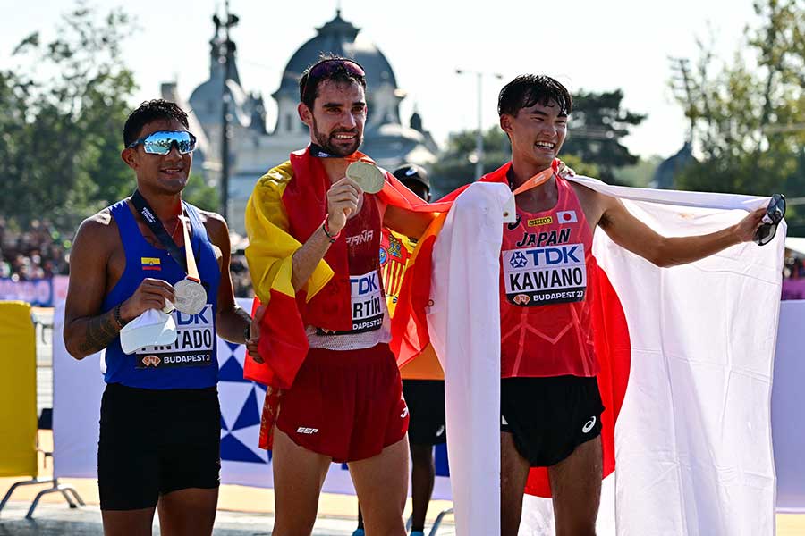 世界陸上・35キロ競歩、銅メダルを獲得した川野将虎（右）【写真：ロイター】