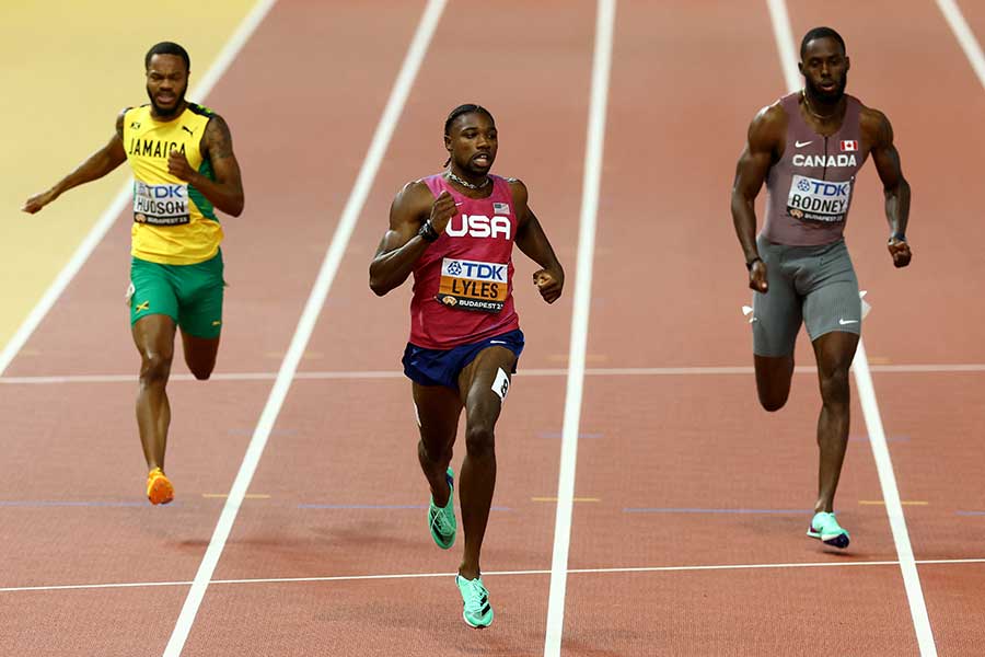 世界陸上、男子200メートル準決勝で組1着となったノア・ライルズ（中央）【写真：ロイター】