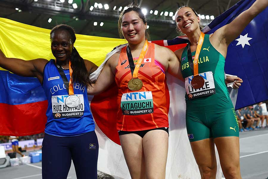 世界陸上・女子やり投げ決勝で金メダルを獲得し国旗を掲げる北口榛花（中央）とフルタド（左）【写真：ロイター】