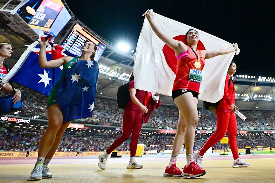 世界陸上・女子やり投げ決勝で金メダルを獲得し国旗を掲げる北口榛花【写真：Getty Images】