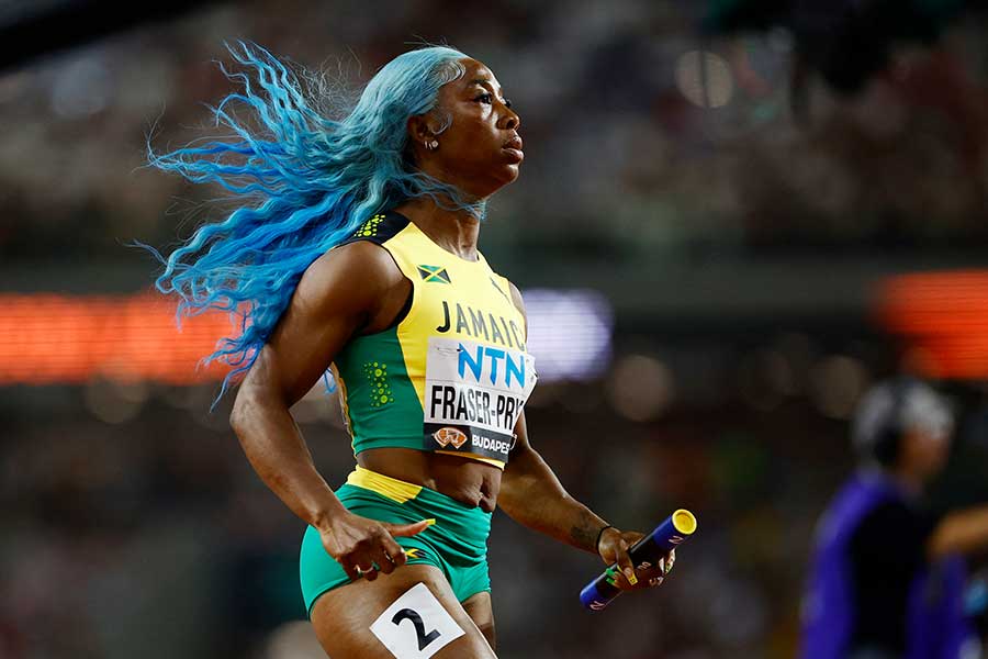 世界陸上・女子4×100メートルリレー予選でアンカーとして走るフレイザープライス【写真：ロイター】