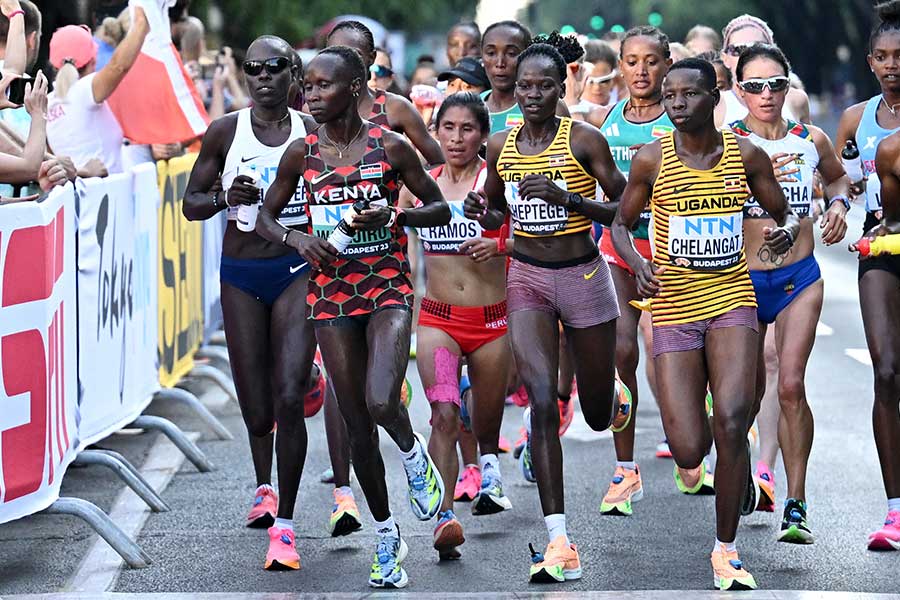 世界陸上・女子マラソンの先頭集団で走るケニアのR.ワンジル（左から2人目）【写真：Reuters】