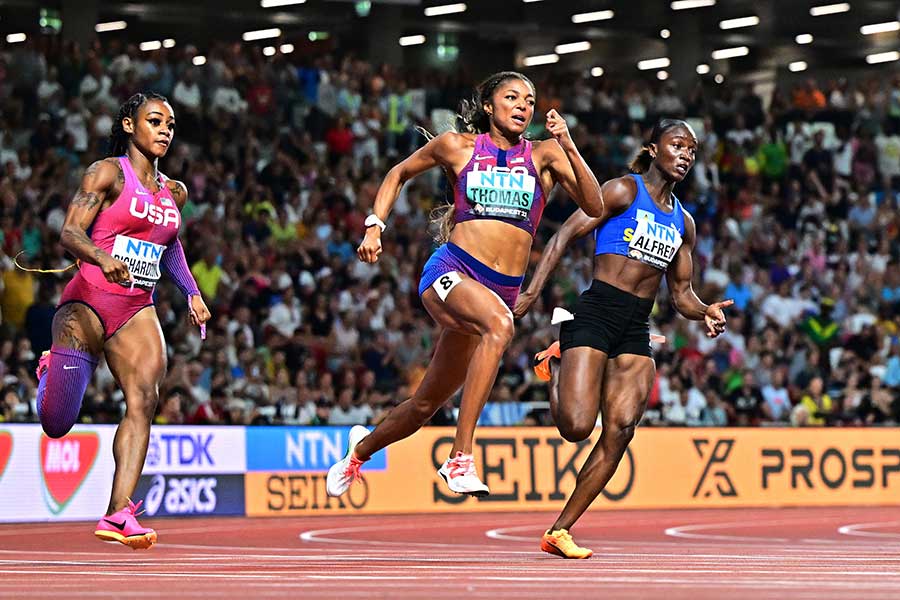 決勝レースを21秒81で駆け抜けたトーマス（中央）【写真：ロイター】