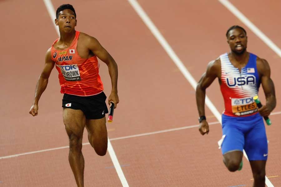 世界陸上・男子4×100メートルリレー決勝で走るサニブラウン・ハキーム（左）【写真：奥井隆史】