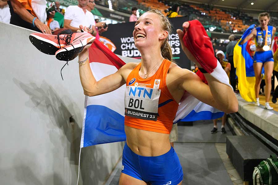 世界陸上・女子4×100メートルリレーで金メダルを獲得し歓喜するフェムケ・ボル【写真：ロイター】