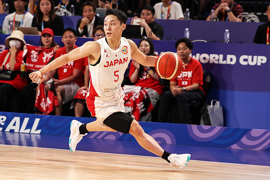 フィンランド戦に出場した河村勇輝【写真：Getty Images】