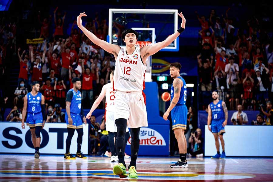 バスケW杯ベネズエラ戦、ガッツポーズする渡邊雄太【写真：（C）FIBA】