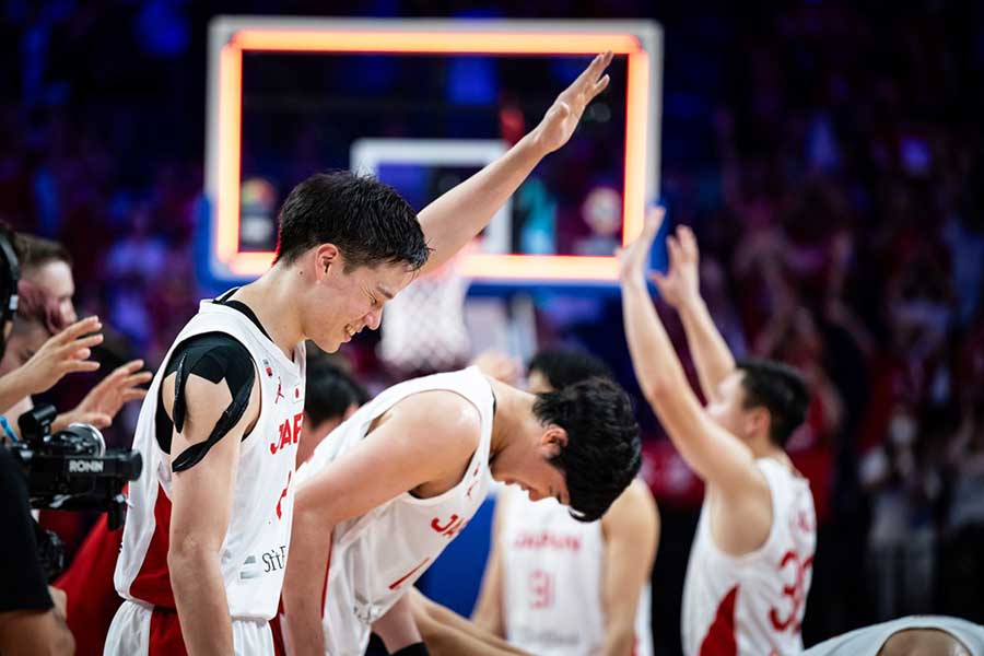 バスケW杯、ファンへ挨拶する日本代表【写真：（C）FIBA】