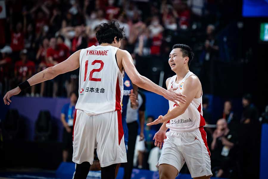 カーボベルデ戦に出場した富永啓生（右）と渡邊雄太【写真：（C）FIBA】