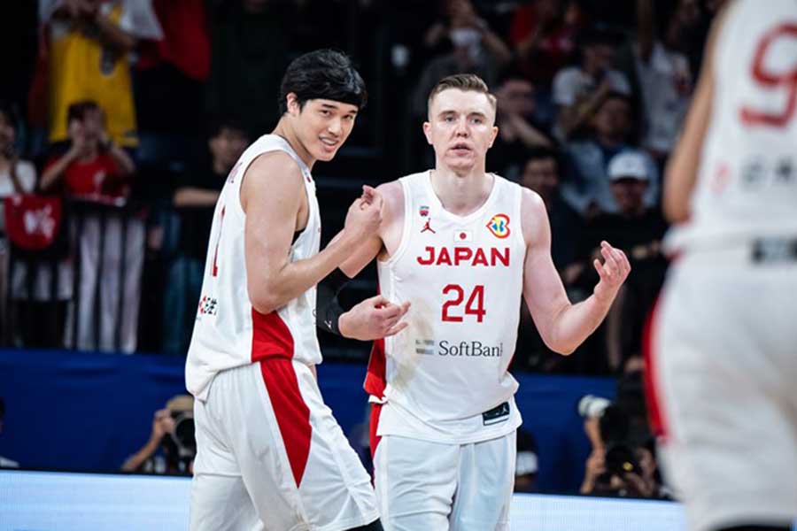 カーボベルデ戦に出場した渡邊雄太とジョシュ・ホーキンソン（右）【写真：（C）FIBA】