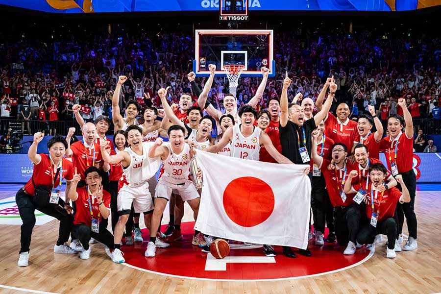 パリ五輪への切符を手にし歓喜する日本代表【写真：（C）FIBA】