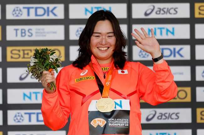 やり投げ北口榛花がチェコで表彰 メダル授与に感謝「外国人の私を応援