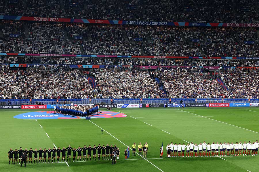 ラグビーW杯開幕戦でフランスとニュージーランドが試合前に整列【写真：ロイター】