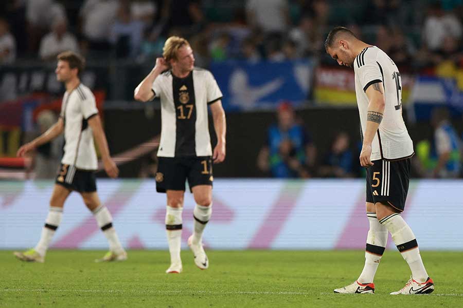 日本に大敗し肩を落とすドイツの選手たち【写真：ロイター】