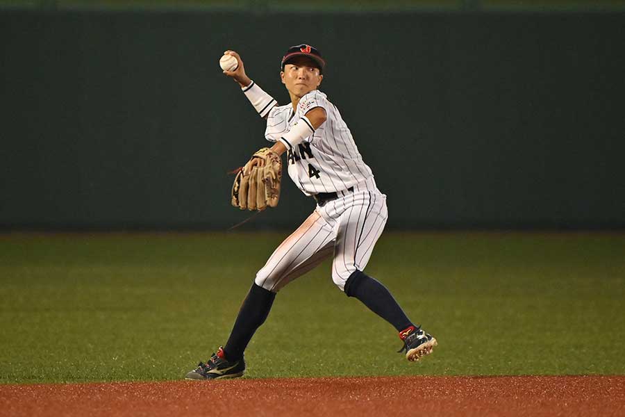 ベネズエラ戦でショートを守る岩見香枝内野手【写真：Getty Images】