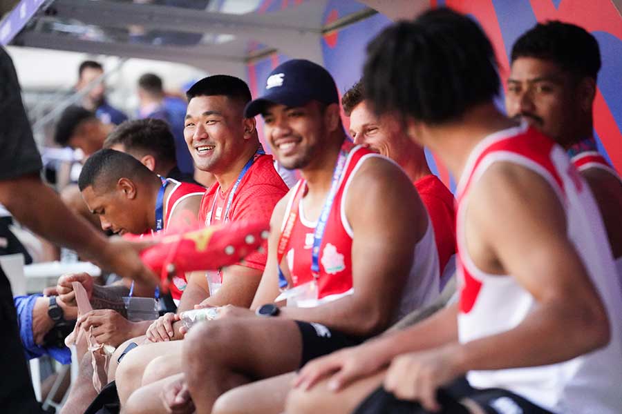 練習の合間に明るい表情を見せる日本代表の選手たち【写真：イワモトアキト】