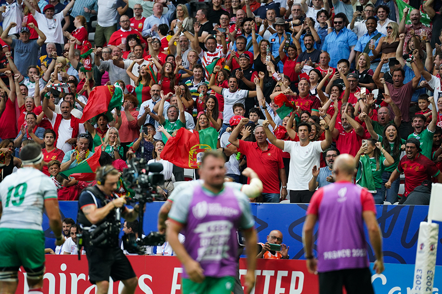 大声援で選手たちを支えたポルトガルのファン「ルシタニア」【写真：イワモトアキト】