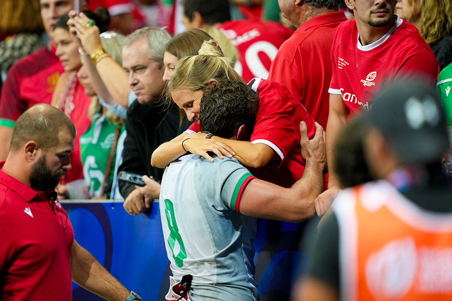 試合後、客席の女性と抱き合うポルトガルのハファエル・シモエス【写真：イワモトアキト】