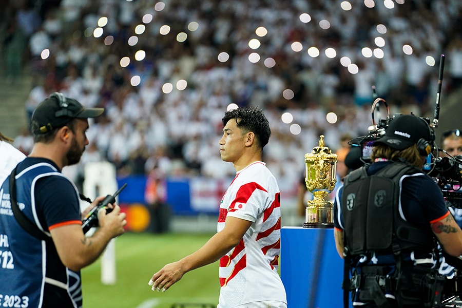 日本―イングランドの選手入場時、スタジアムはライトの光で包まれた【写真：イワモトアキト】
