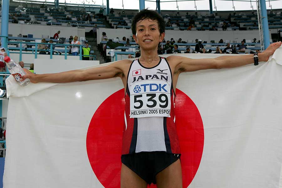 2005年世界陸上ヘルシンキ大会で銅メダルを獲得し日の丸を掲げる尾方剛。その裏には前年の福岡国際での悔しさがあった【写真：Getty Images】
