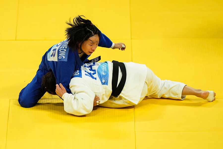 杭州アジア大会の柔道女子48キロ級、準決勝で対戦したイ・ヘギョン（左）とアビバ・アブジャキノワ【写真：Getty Images】