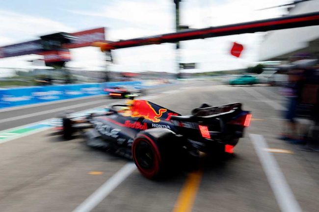 F1日本GP、スタート直後のクラッシュに「また接触!!」 宙に浮くタイヤ