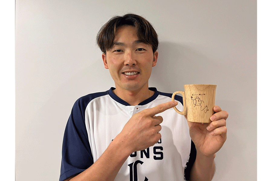 木製マグカップを持つ源田【写真：球団提供】