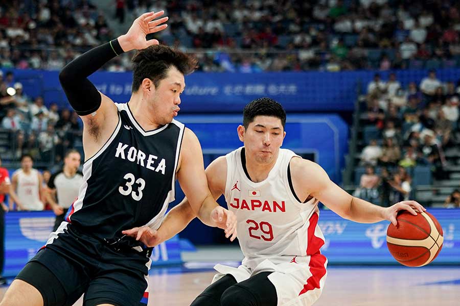 男子バスケ、韓国選手と競り合う日本の細川一輝【写真：ロイター】