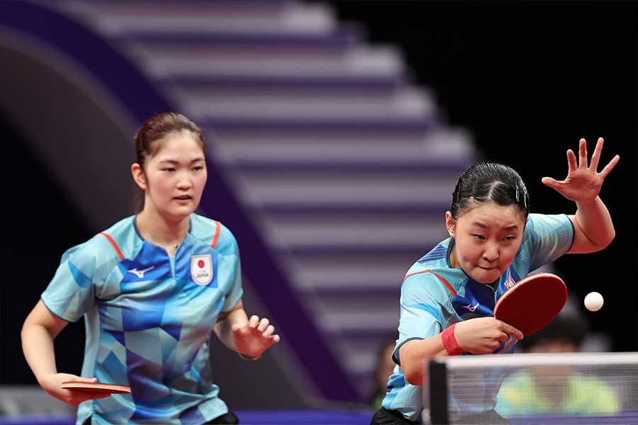 女子ダブルス準々決勝でプレーする張本美和（右）と木原美悠【写真：Getty Images】