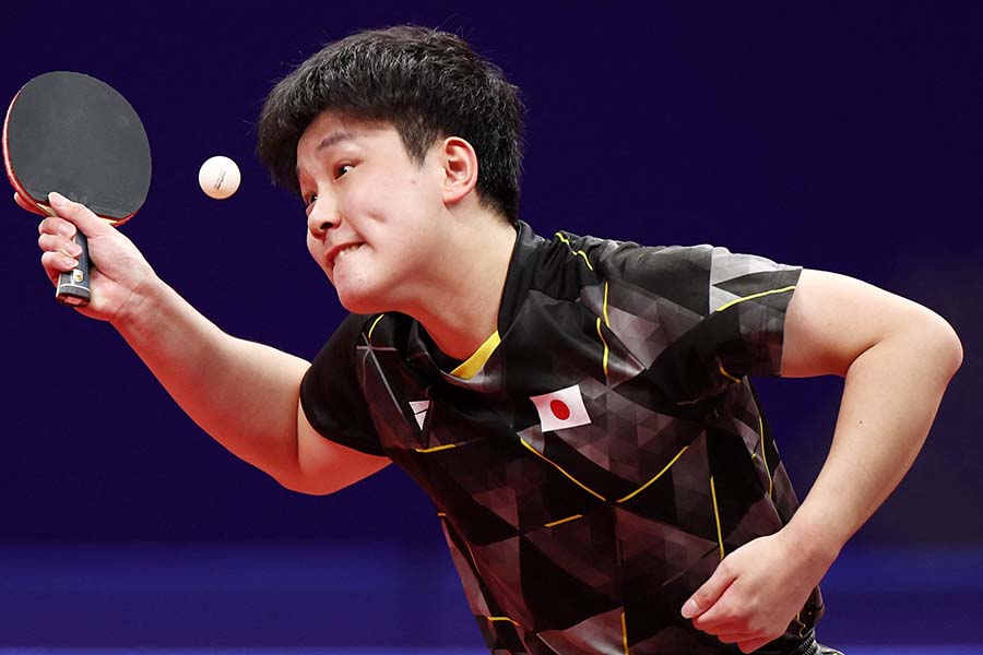 アジア大会の卓球男子シングルス準々決勝で敗退した張本智和【写真：ロイター】