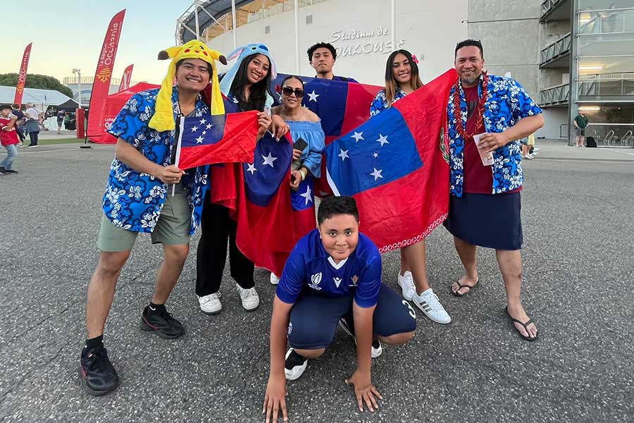 試合前の会場外でひと際目立っていたサベリノさん（右端）とその家族【写真：浜田洋平】