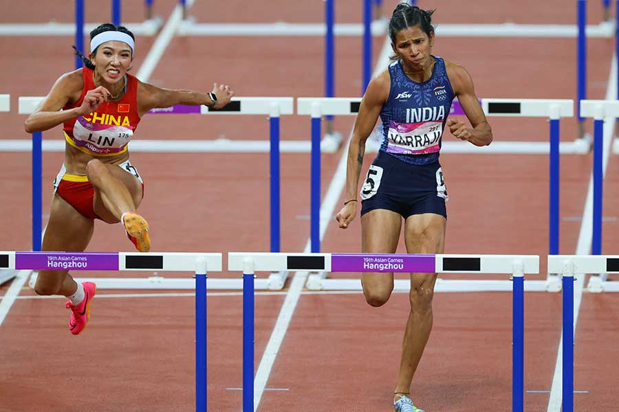 女子100メートル障害に出場したジョティ・ヤラジ（右）【写真：ロイター】
