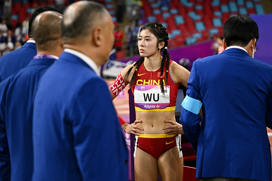 女子100メートル障害、フライングについての協議を待つウー・ヤニ【写真：ロイター】
