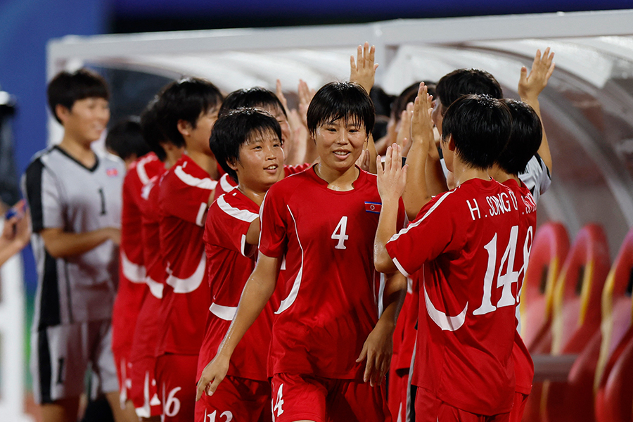 北朝鮮の女子サッカーチーム【写真：ロイター】