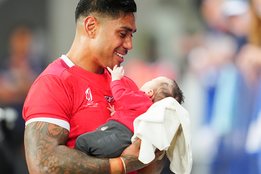 試合後に赤ちゃんを優しく抱くトンガ代表のマラカイ・フェキトア【写真：イワモトアキト】