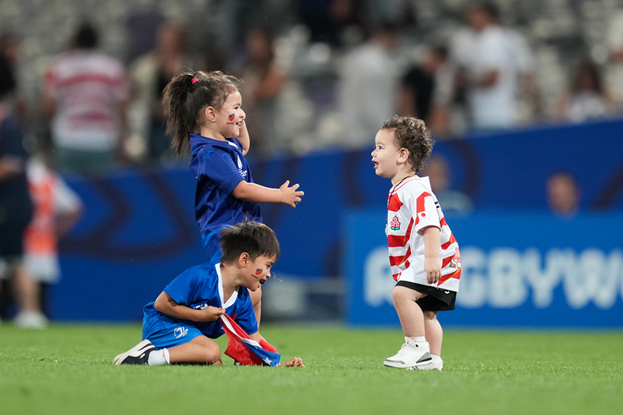 日本代表とサモア代表の試合後のピッチには、可愛らしい子どもたちの笑顔があった【写真：イワモトアキト】