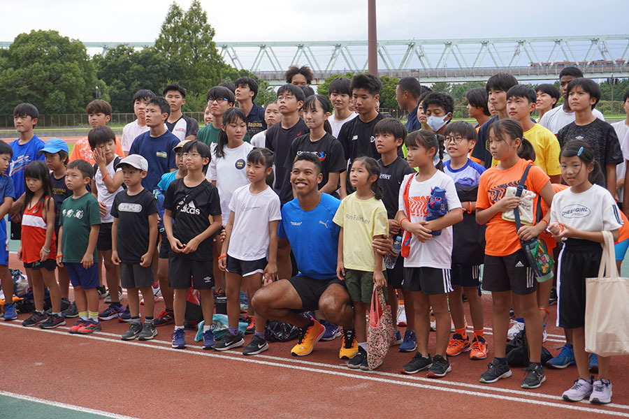 イベントには小中高生が参加。力走する姿にサニブラウン自身も刺激を受けたという【写真：牧野豊】