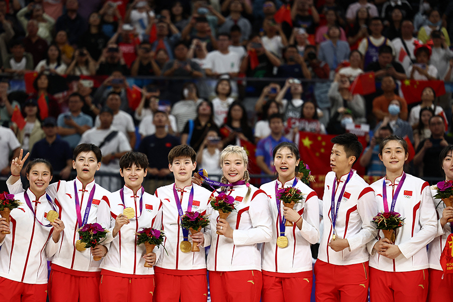 日本を下して金メダルを獲得した中国代表【写真：ロイター】