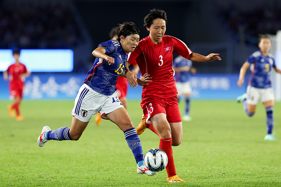 女子サッカー決勝で北朝鮮と対戦している日本代表【写真：Getty Images】
