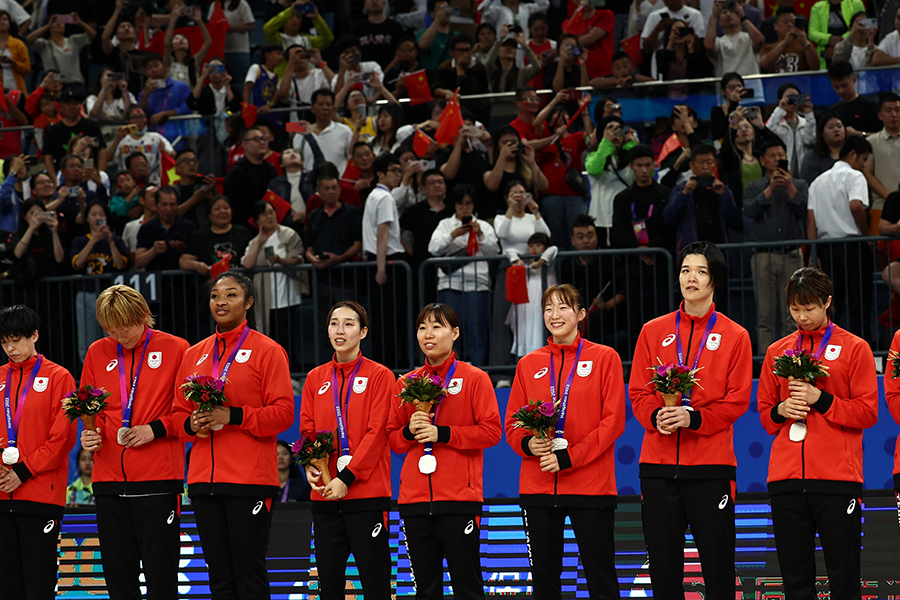 銀メダルを獲得したバスケットボール女子日本代表【写真：ロイター】