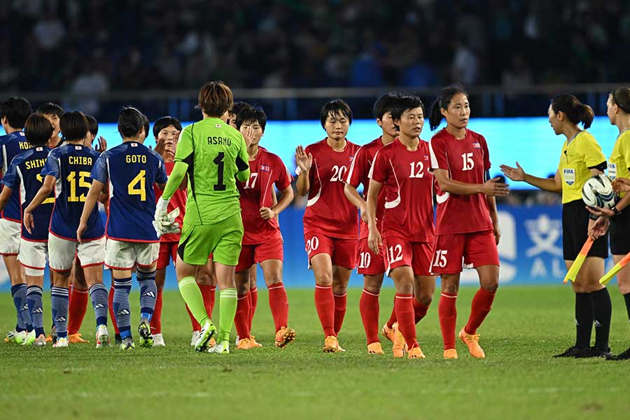 女子サッカー決勝で対戦した北朝鮮と日本【写真：ロイター】