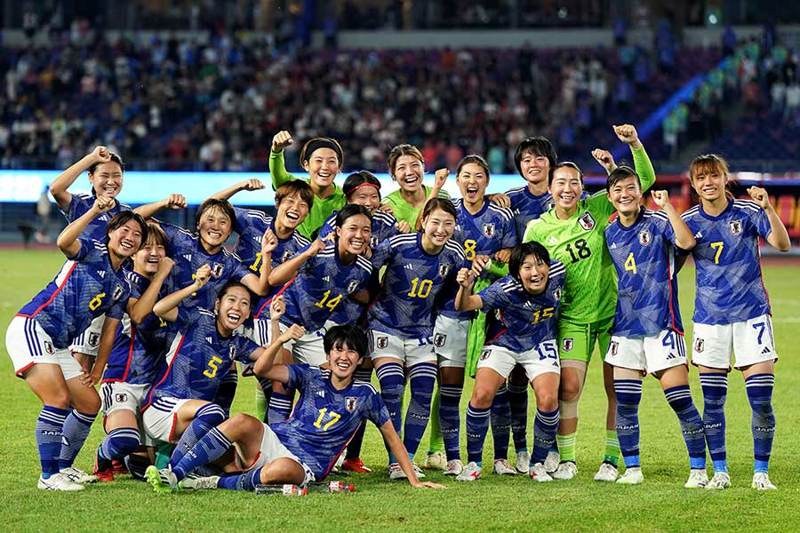 女子サッカーで優勝した日本代表の選手たち【写真：ロイター】